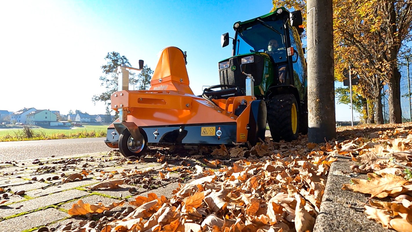 Saugkehrmaschine der Firma matev an einem Traktor für die Kommunaltechnik. Flächenpflege.