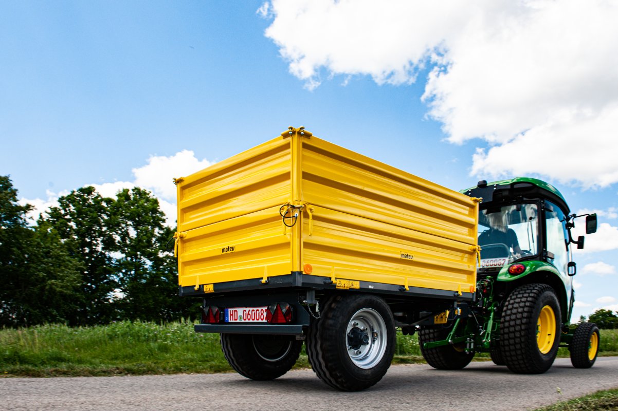 Tranktoranhänger Einachs-Dreiseitenkipper in der Farbe Gelb für Traktoren in der Kommunaltechnik.