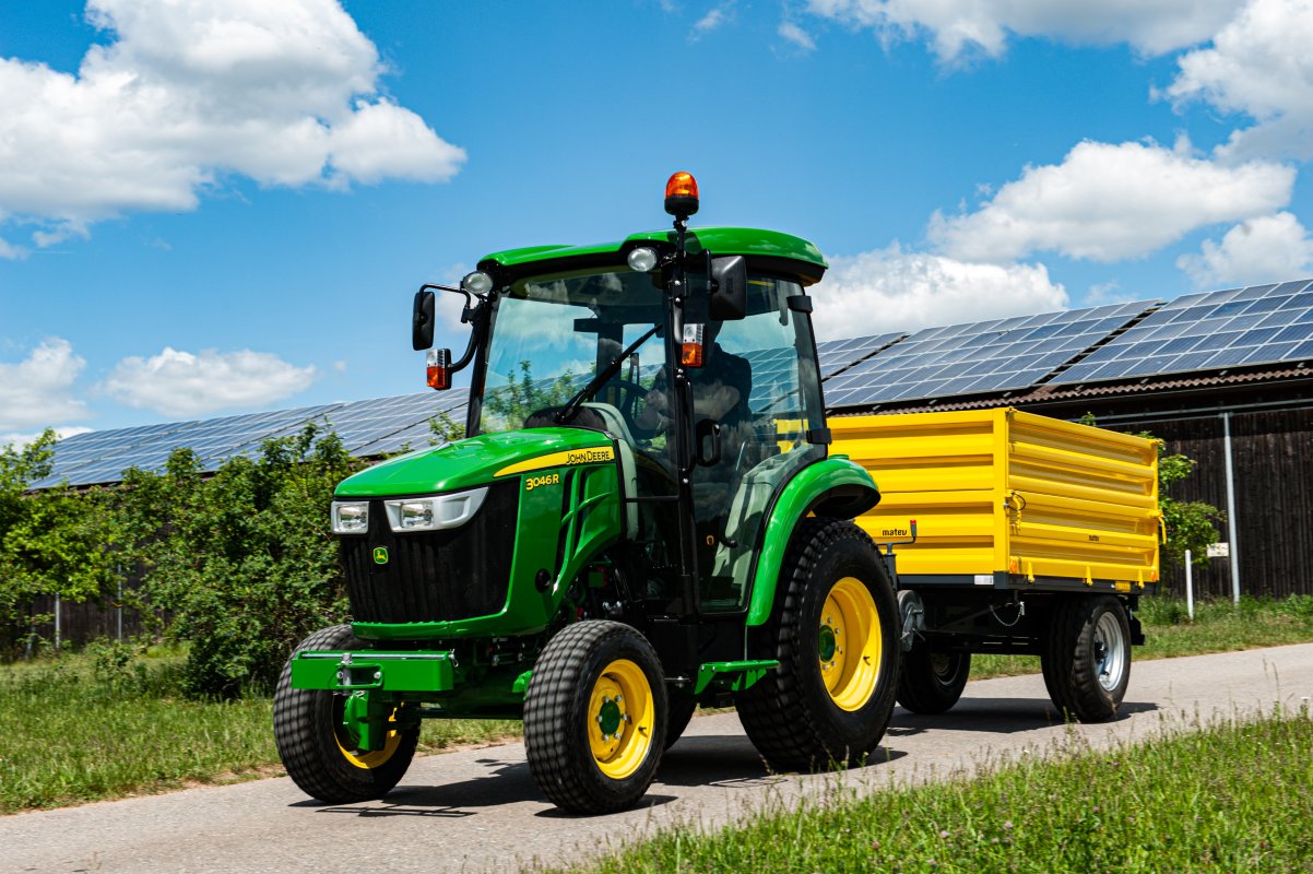Anhänger in der Farbe Gelb für Traktoren in der Kommunaltechnik.