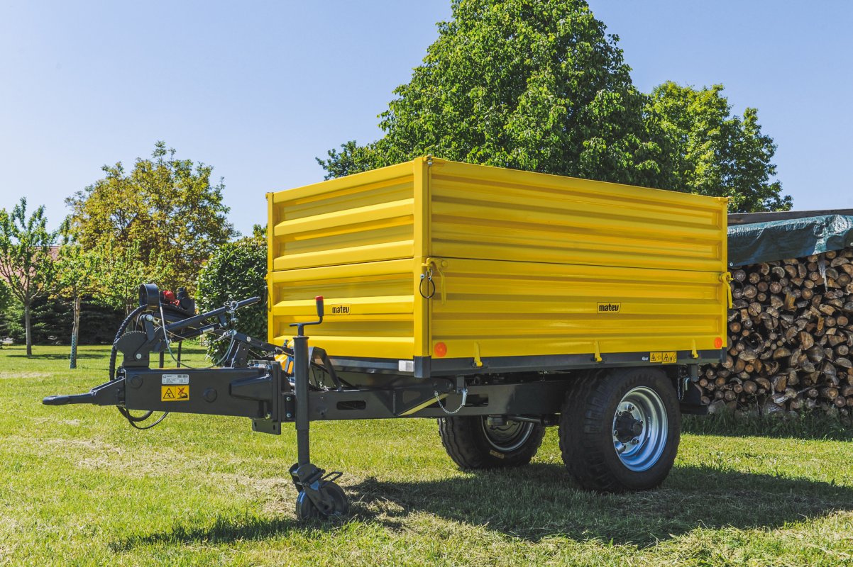 Anhänger in der Farbe Gelb für Traktoren in der Kommunaltechnik.