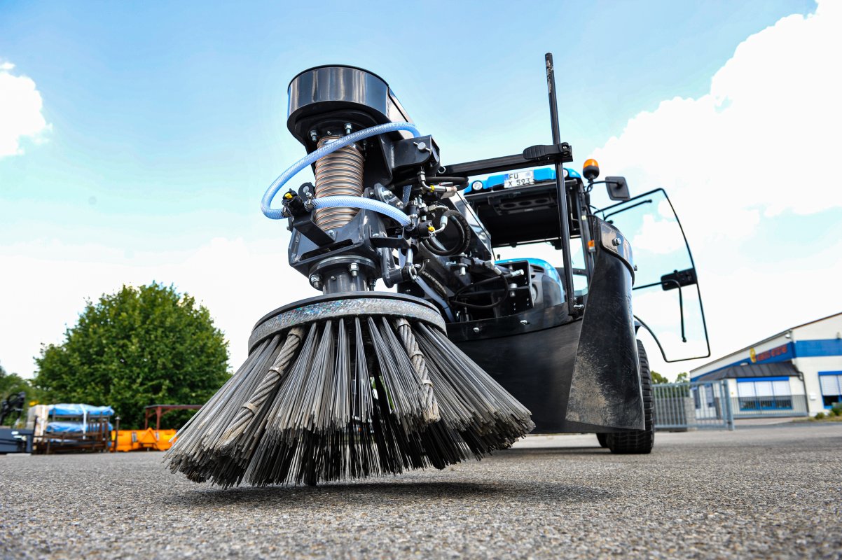 Einsatzbild von einer Wildkrautbürste. Ein Anbaugerät für die Kommunaltechnik. Klein- und Kompakttraktoren.