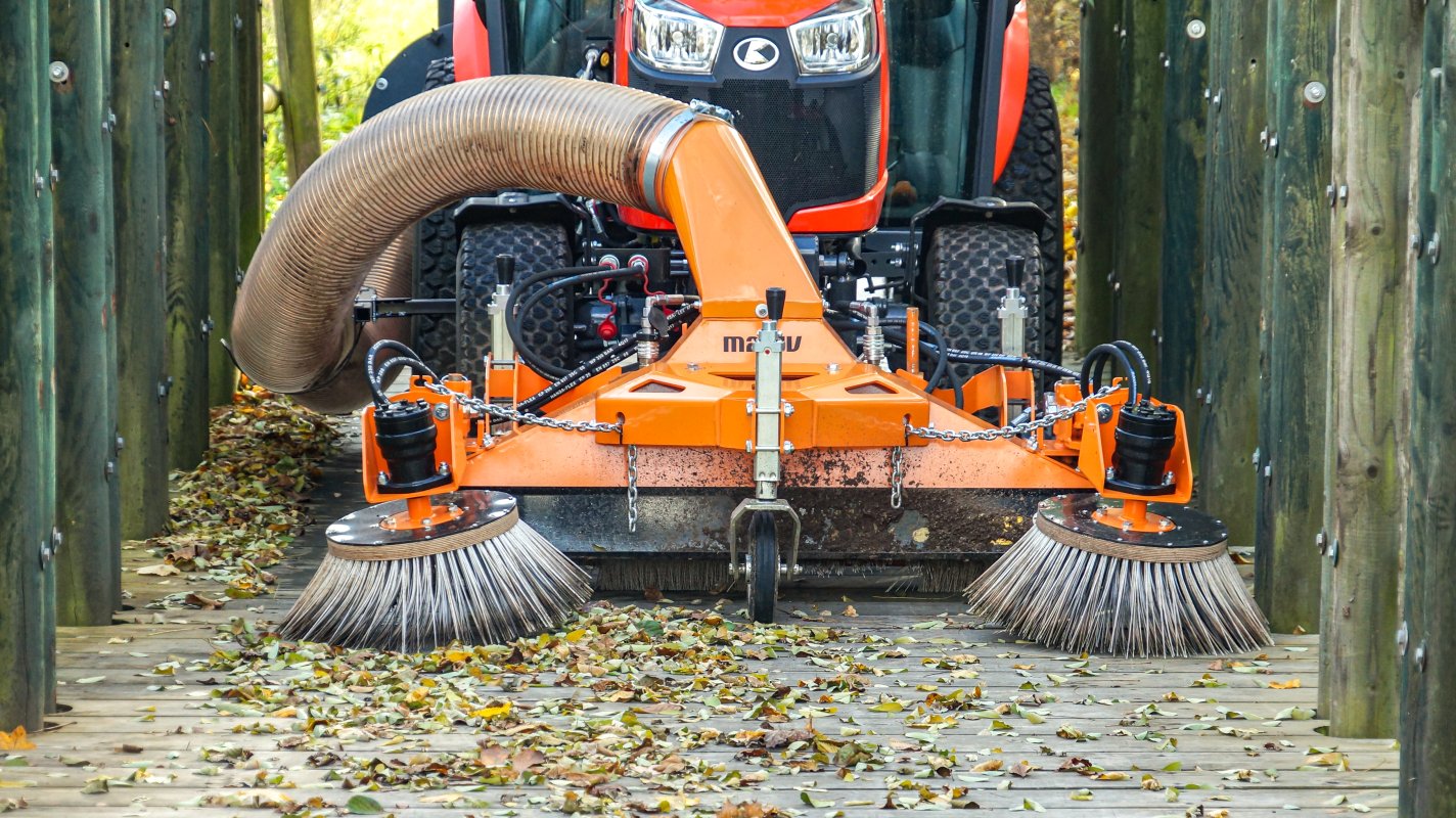 Saugkehrmaschine der Firma matev an einem Traktor für die Kommunaltechnik. Flächenpflege.