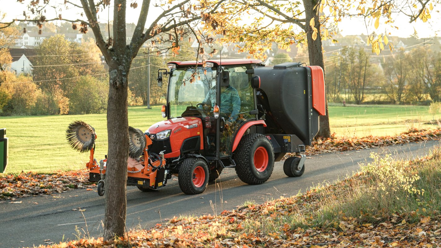 Saugkehrmaschine der Firma matev an einem Traktor für die Kommunaltechnik. Flächenpflege.