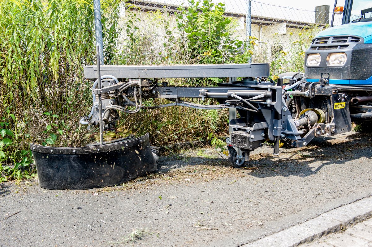 Einsatzbild von einer Wildkrautbürste. Ein Anbaugerät für die Kommunaltechnik. Klein- und Kompakttraktoren.