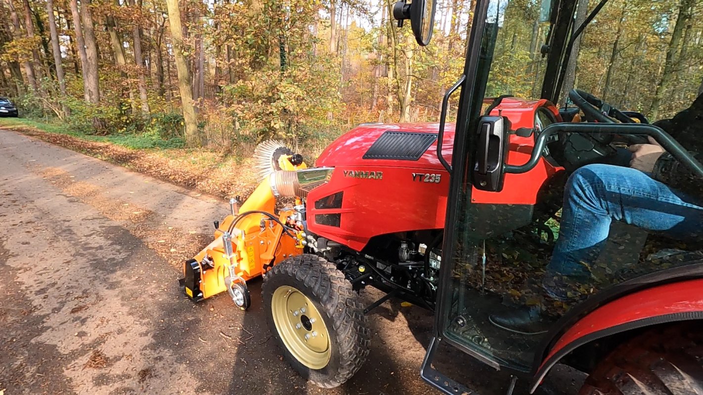 Saugkehrmaschine der Firma matev an einem Traktor für die Kommunaltechnik. Flächenpflege.