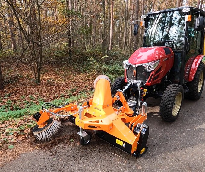 Saugkehrmaschine der Firma matev an einem Traktor für die Kommunaltechnik. Flächenpflege.