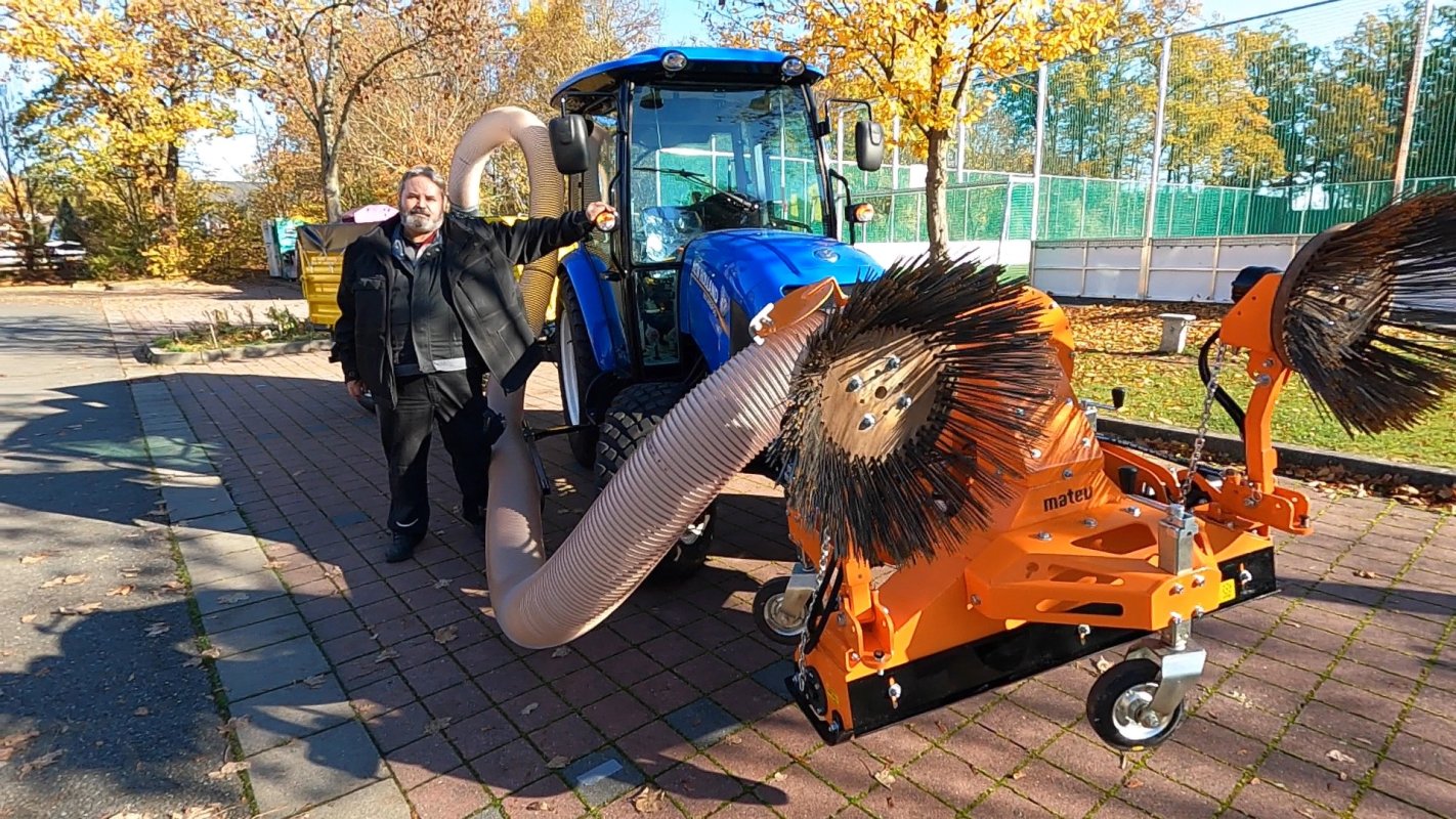 Saugkehrmaschine der Firma matev an einem Traktor für die Kommunaltechnik. Flächenpflege.