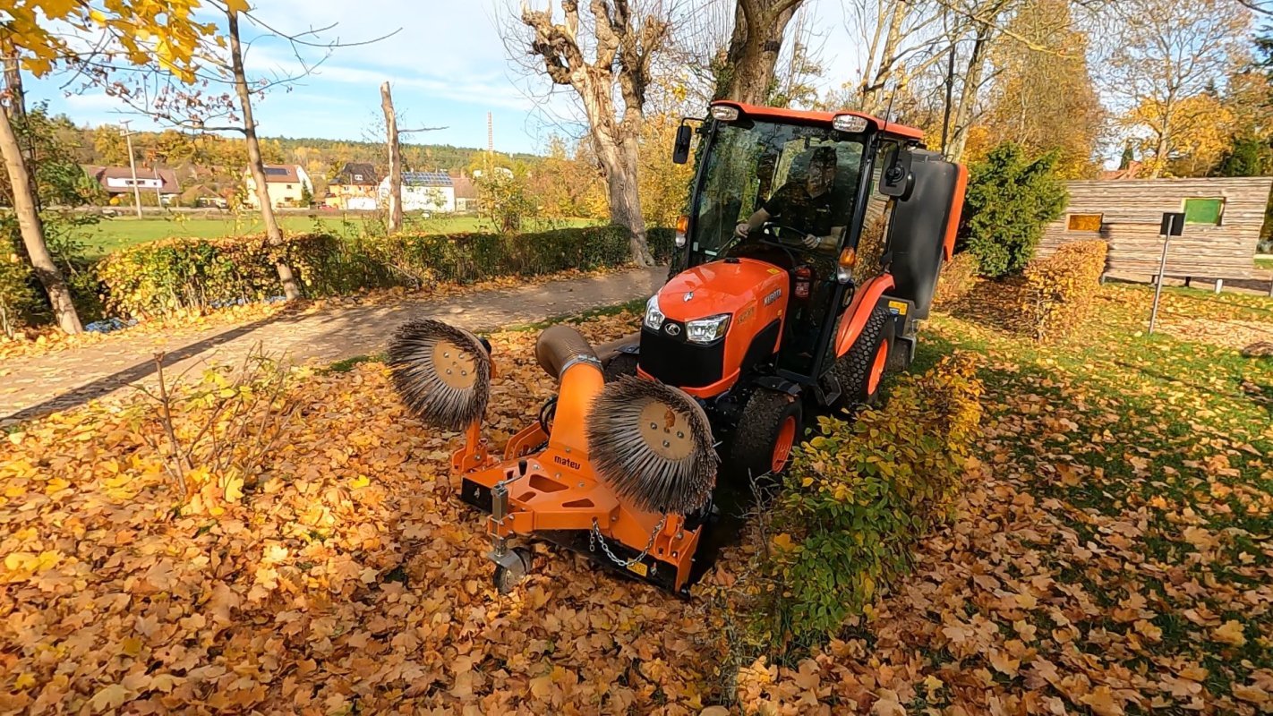 Saugkehrmaschine der Firma matev an einem Traktor für die Kommunaltechnik. Flächenpflege.