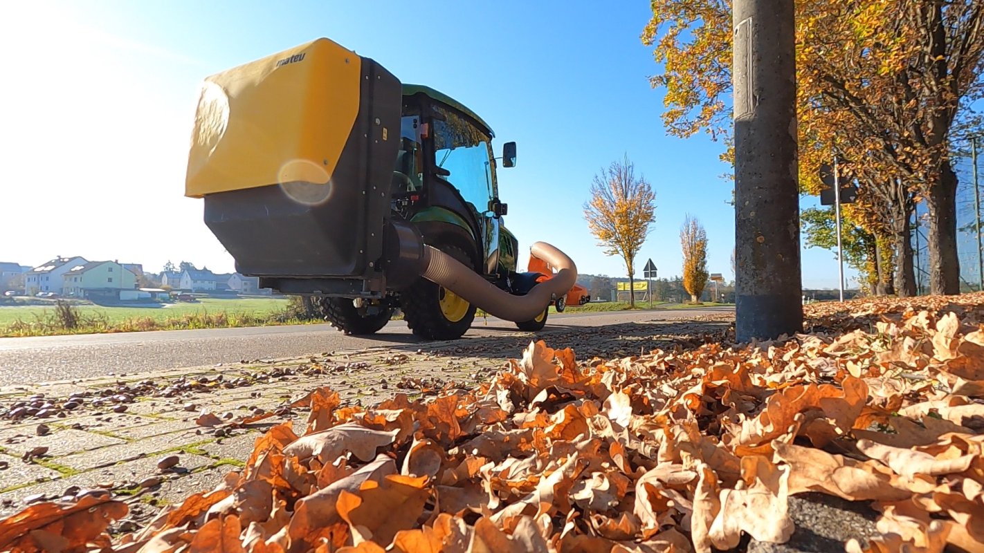 Saugkehrmaschine der Firma matev an einem Traktor für die Kommunaltechnik. Mit dem Materialaufnahmegerät CLS.