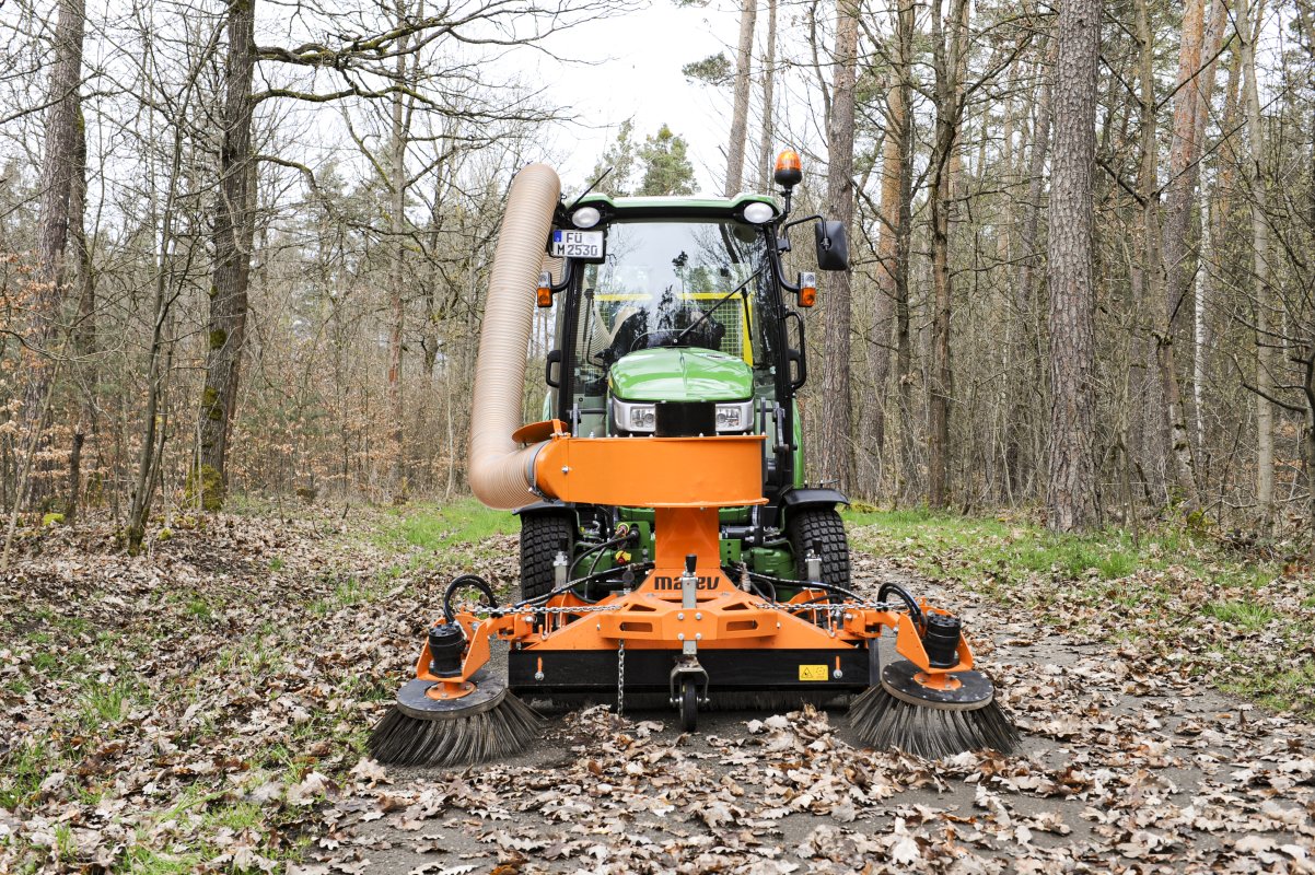 Saugkehrmaschine der Firma matev an einem Traktor für die Kommunaltechnik. Flächenpflege.