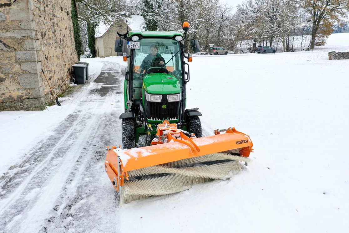 John Deere Traktor im Winter/Schnee mit einem Anbaugerät Kehrmaschine von matev.