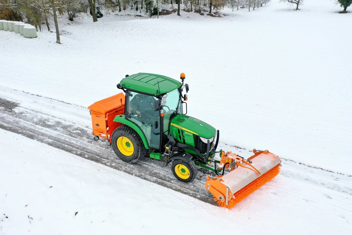 John Deere Traktor im Schnee/Winter mit kommunalen Anbaugeräten von matev.