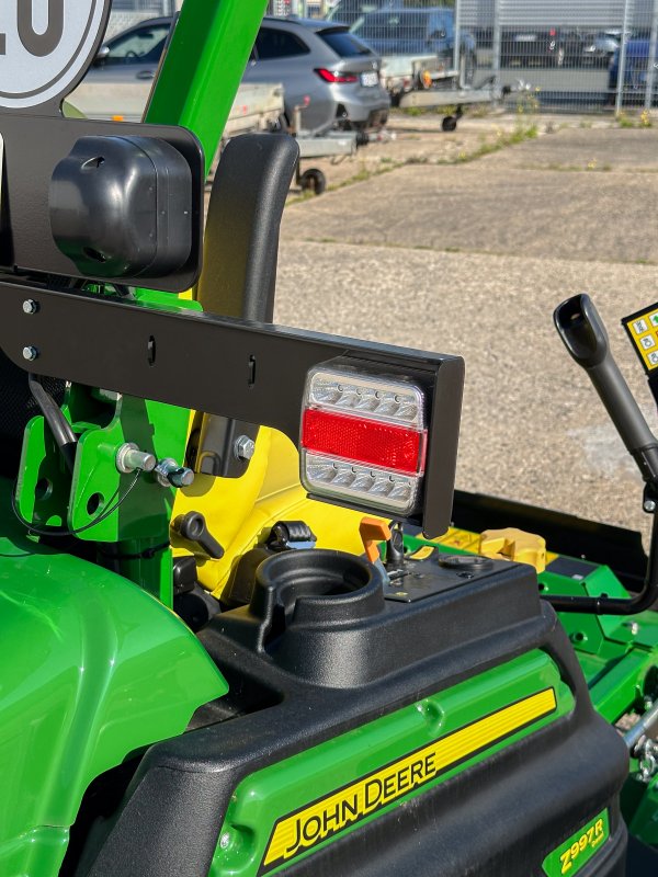 John Deere Homologations Kit für die StVZO Zulassung. Rasentraktor mit Beleuchtung.