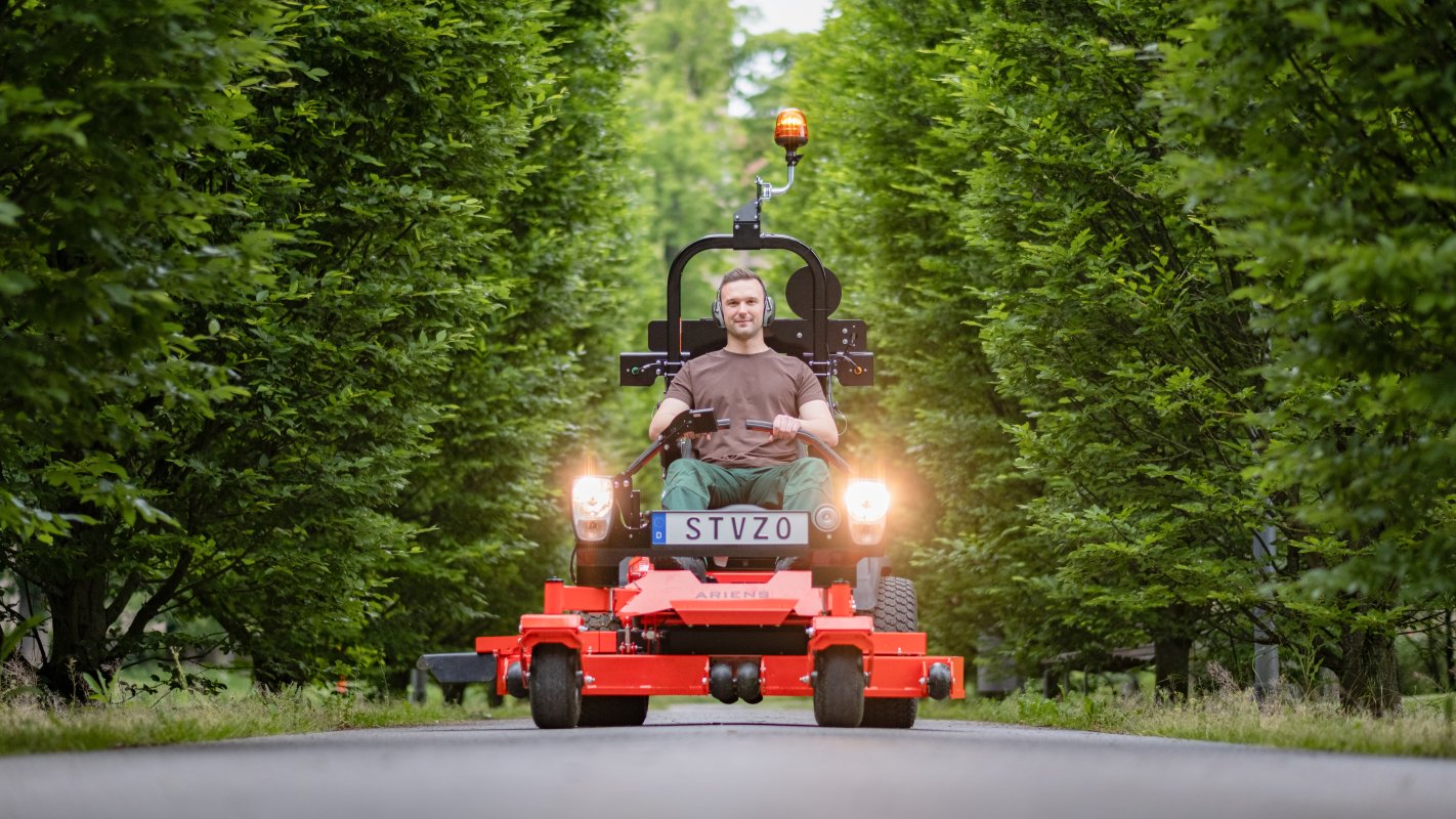 Ariens Homologations Kit für die StVZO Zulassung. Rasentraktor mit Beleuchtung.